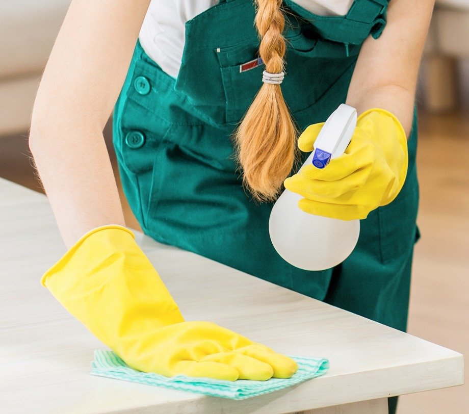 Profissional Maid To You a preparar uma superfície